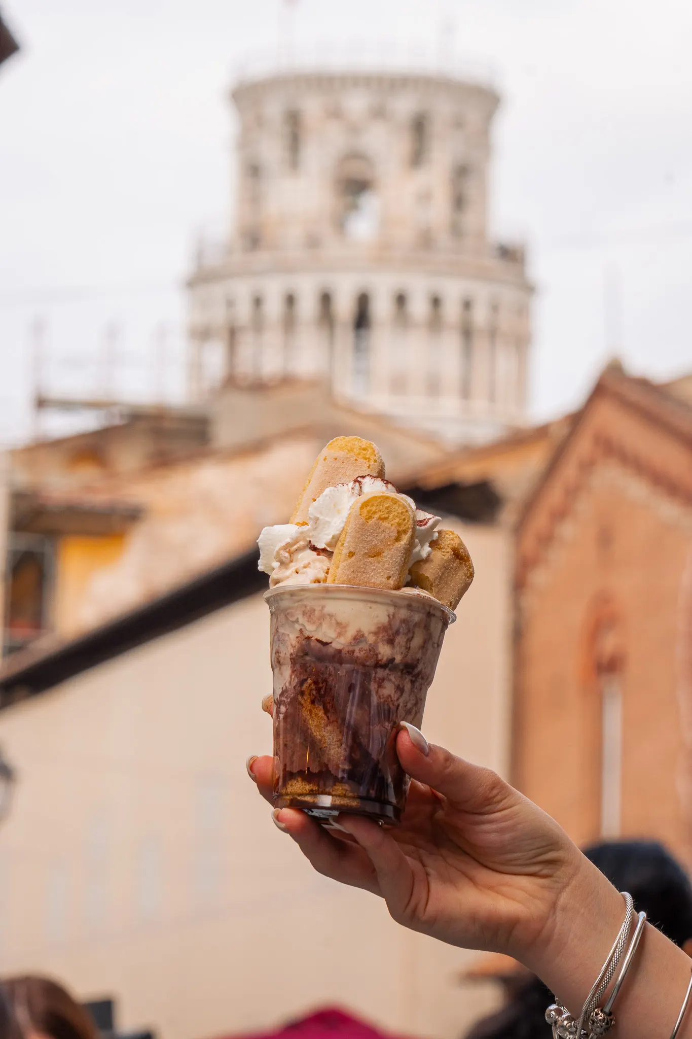 Bicchiere di gelato al cioccolato con savoiardi e panna