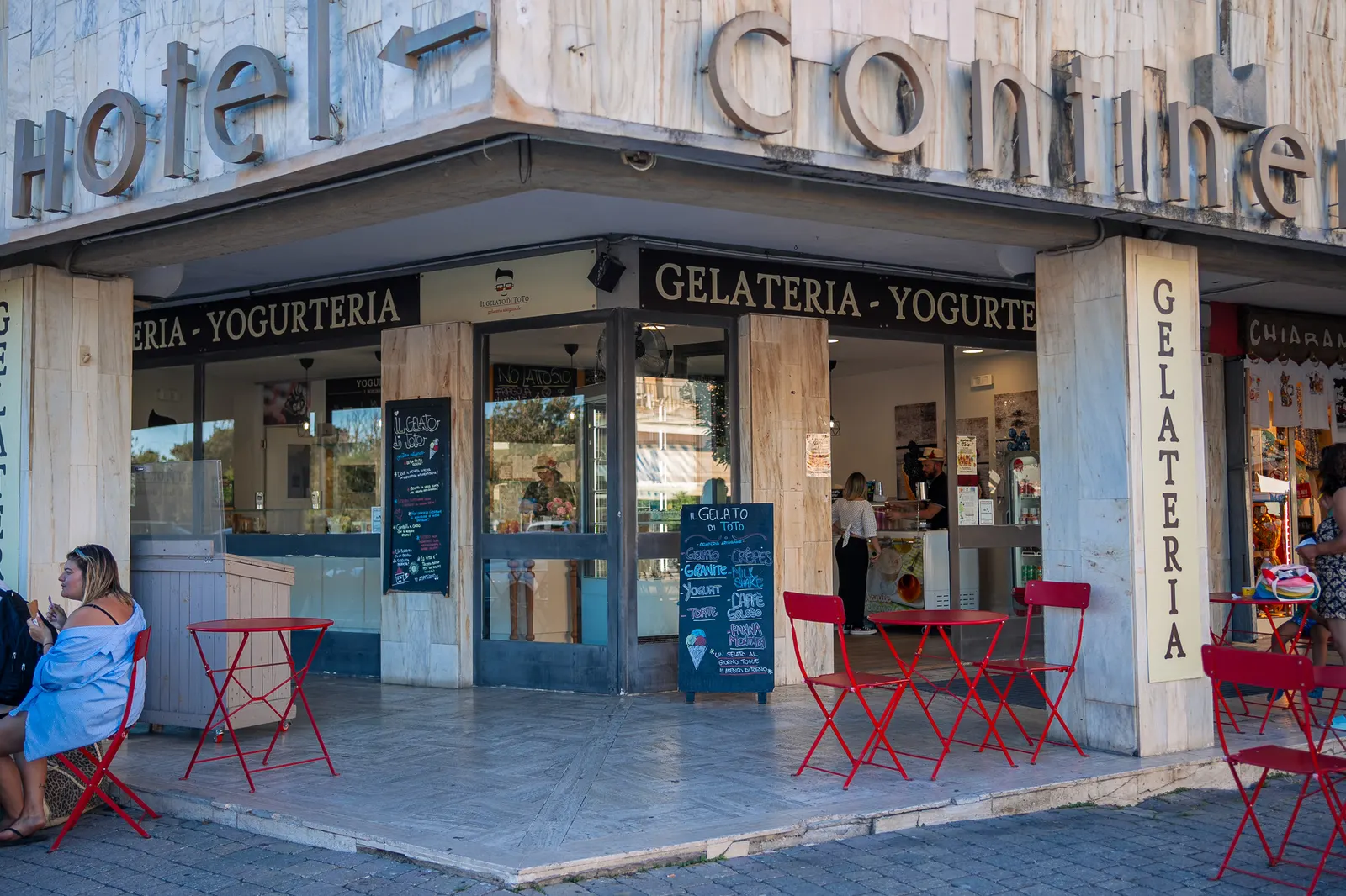 La facciata della gelateria di Tirrenia con le insegne e i tavolini fuori