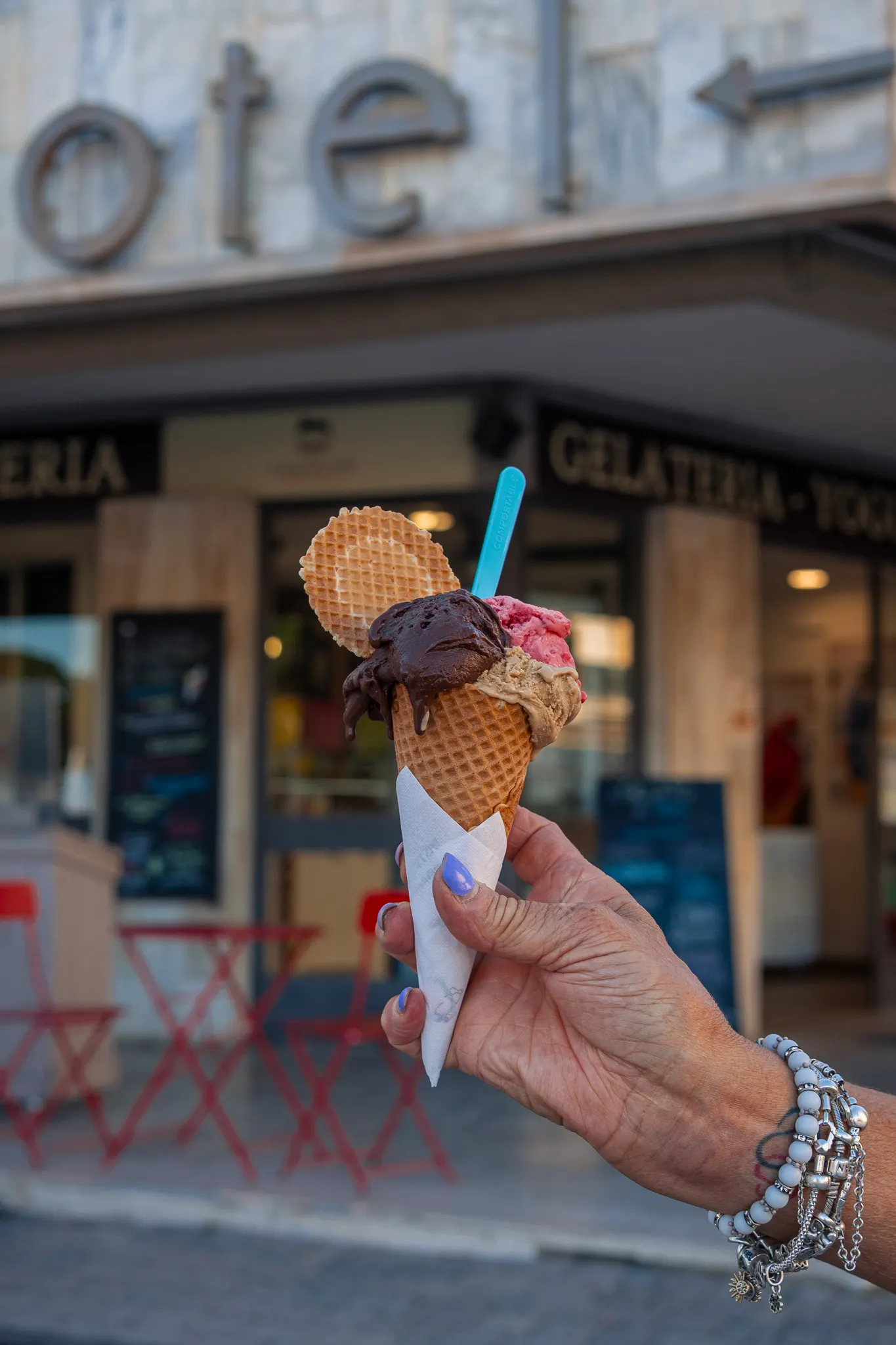 Cono a più gusti con una grande cialda tonda e la paletta turchese