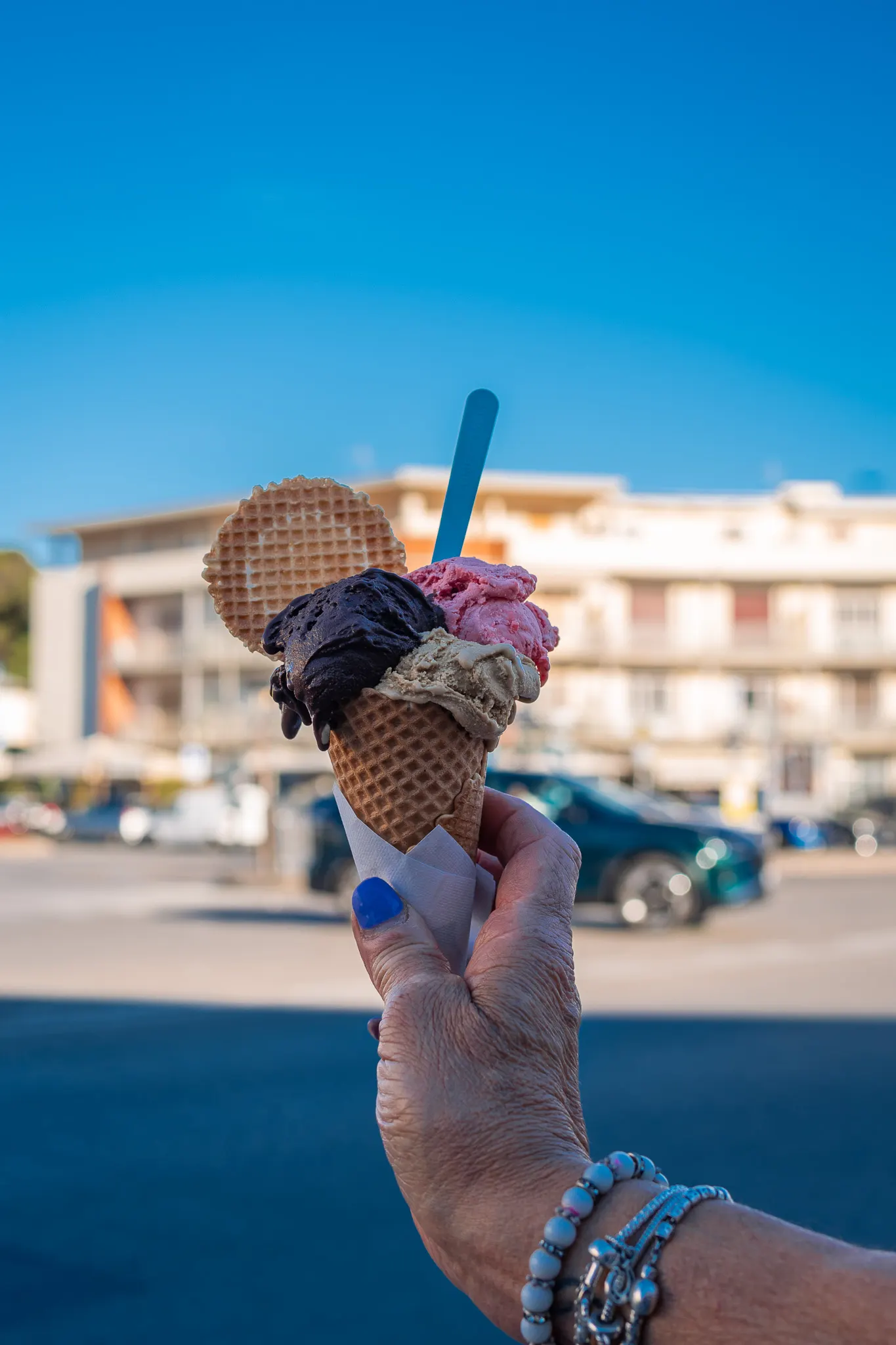 Cono con tre gusti e cialda tonda, sotto il cielo di Tirrenia