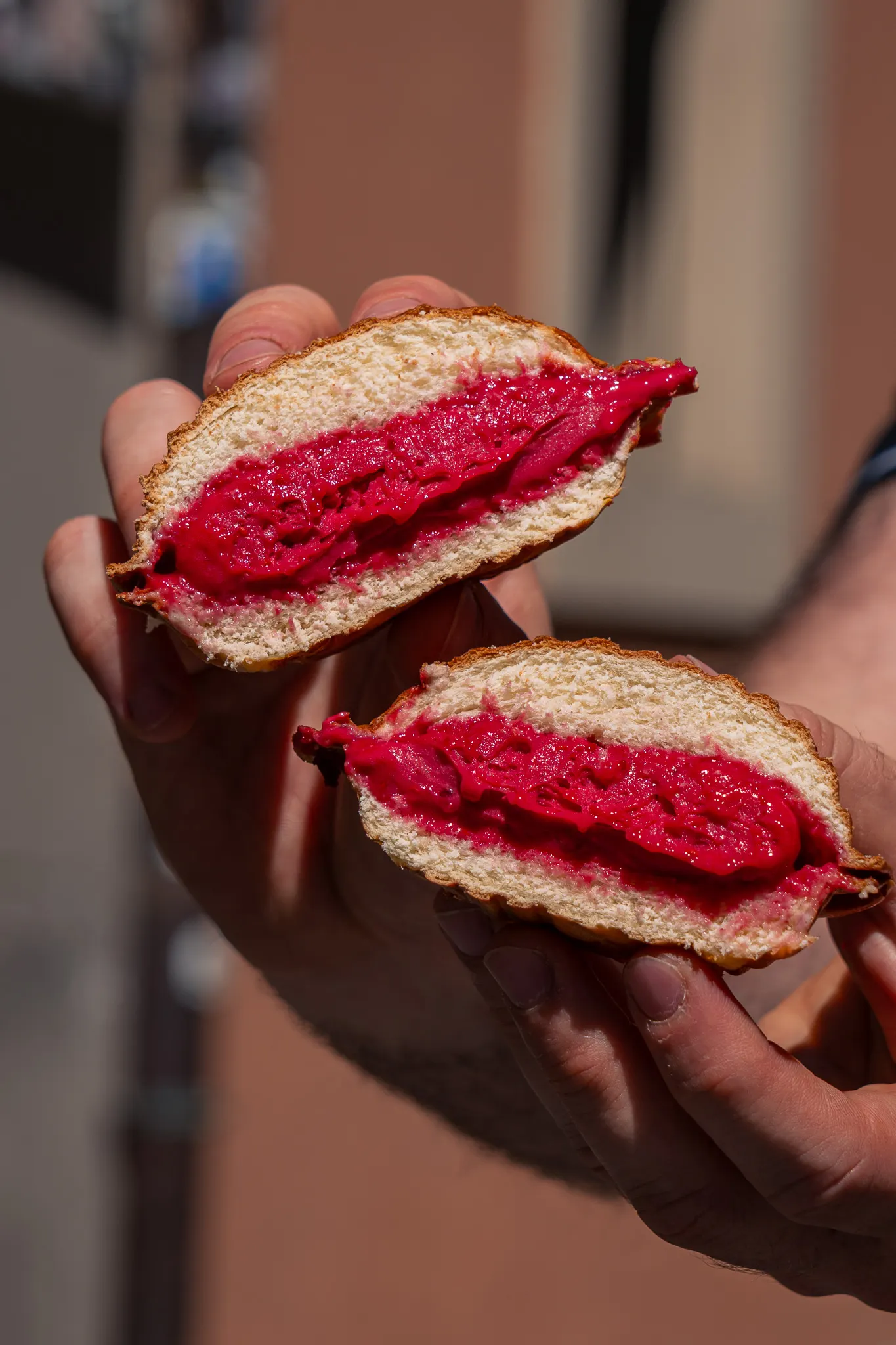 Due mezze brioche colme di sorbetto rosso alla frutta