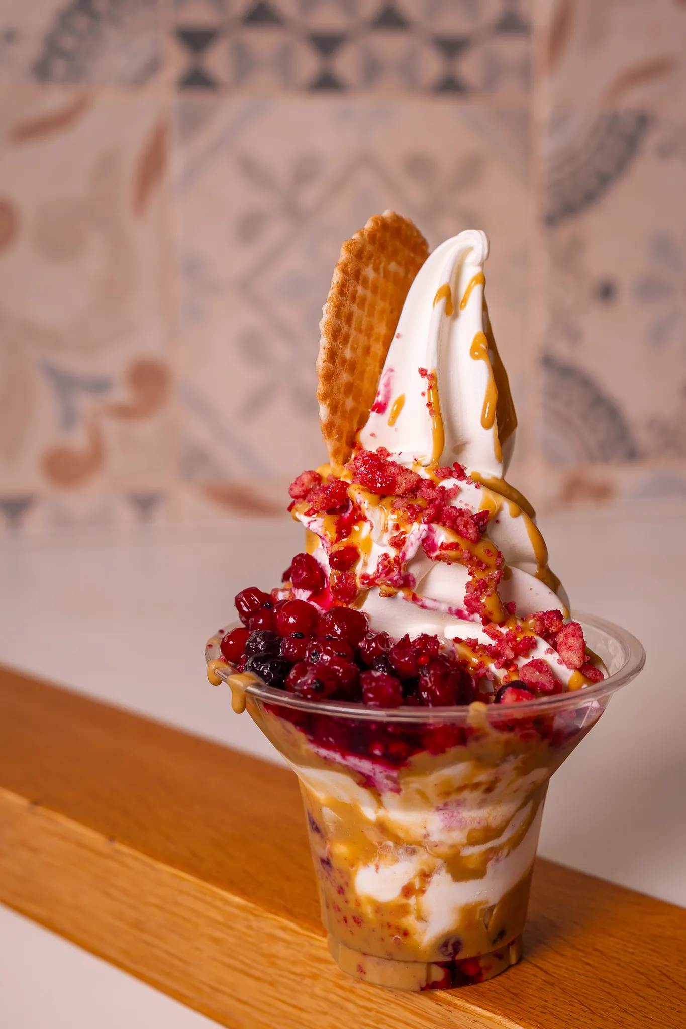 Primo piano della coppa di yogurt con frutti di bosco e granella